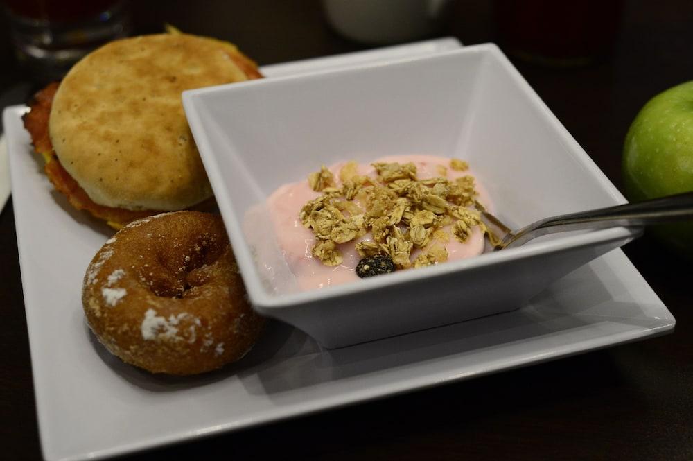 Hyatt Place Airport Hotel 3*